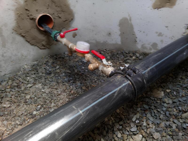 Врезка труб в колодязі